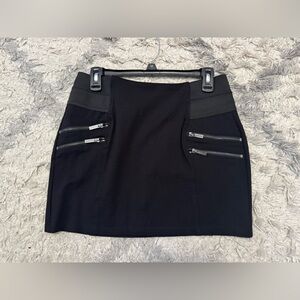 Guess Daisy Knit Stretch Skirt Size L
Black Zipper Detail Skirt
WORN ONE TIME